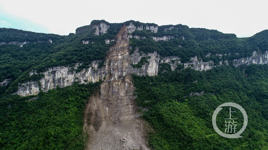 重慶酉陽:山體局部斷裂岩石滾落300米 政府緊急轉移村民