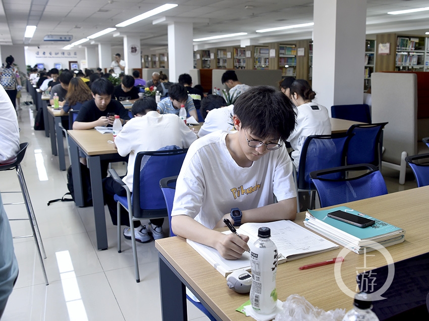 学生们在图书馆里安静的看书-记者黄河摄-fz10026671126.jpg