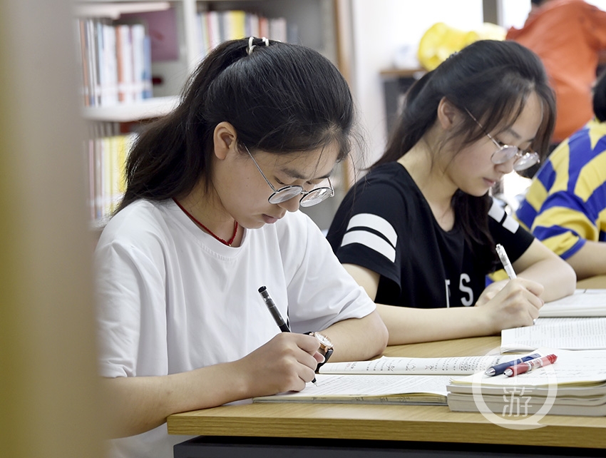 图书馆看书的真实照片图片