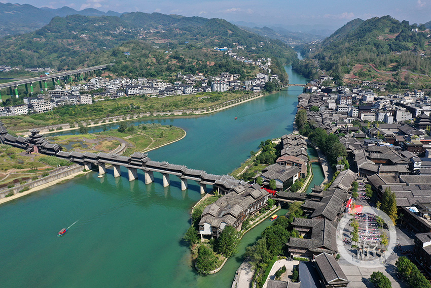 重慶市黔江區濯水鎮是一個集土家吊腳樓群落,水運碼頭,商貿集鎮於一體