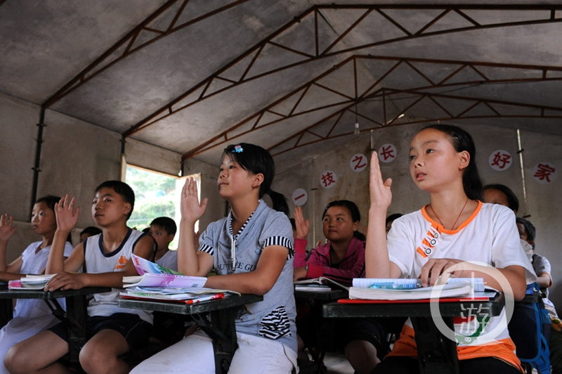 7 2008年6月27日，冯雪梅在帐篷学校里上了最后一节课，随后即将前往重庆生活学习。.jpg