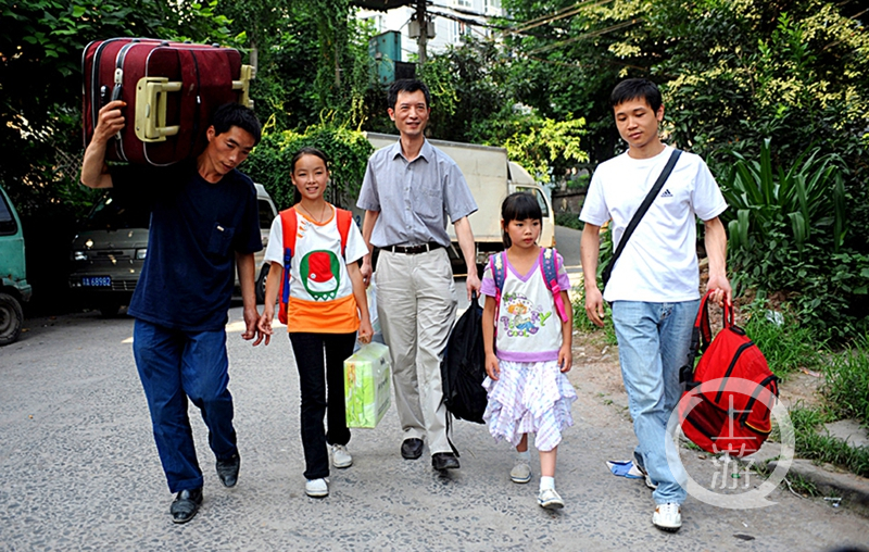 9 2008年6月28日，在恒生手外科医院工作人员的帮助下，父亲冯邦武（左一）带着两个女儿来到重庆的新家。.jpg