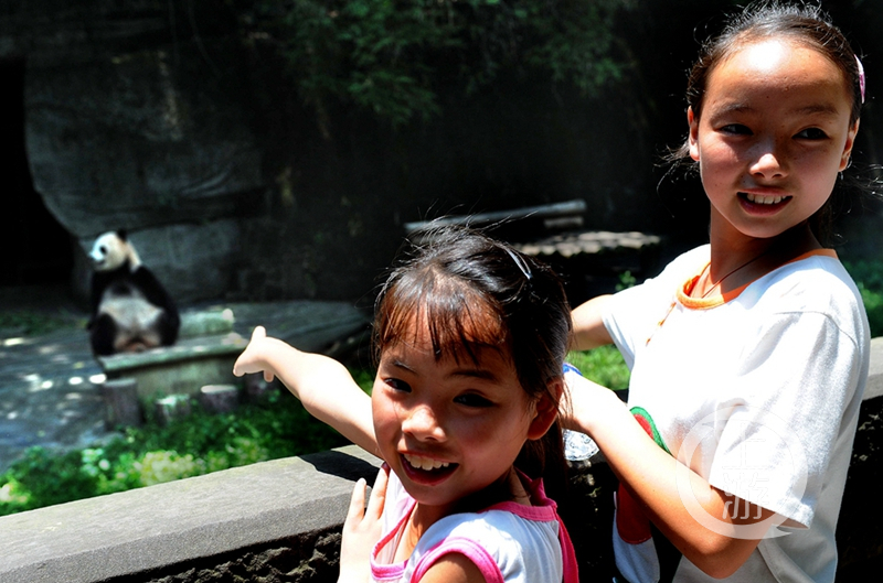 10 2008年6月29日，冯氏姐妹在爱心“爸爸”们的带领下，第一次走进动物园游玩，开心的与熊猫宝宝合影。.jpg