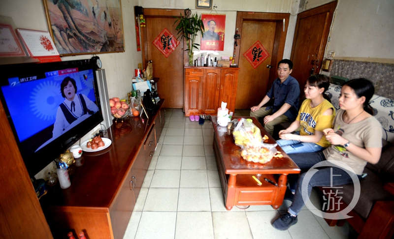 17 2018年4月21日，冯氏姐妹与父亲在重庆的幸福生活，这是恒生手外科医院免费给她们提供的两室一厅的住房。.jpg