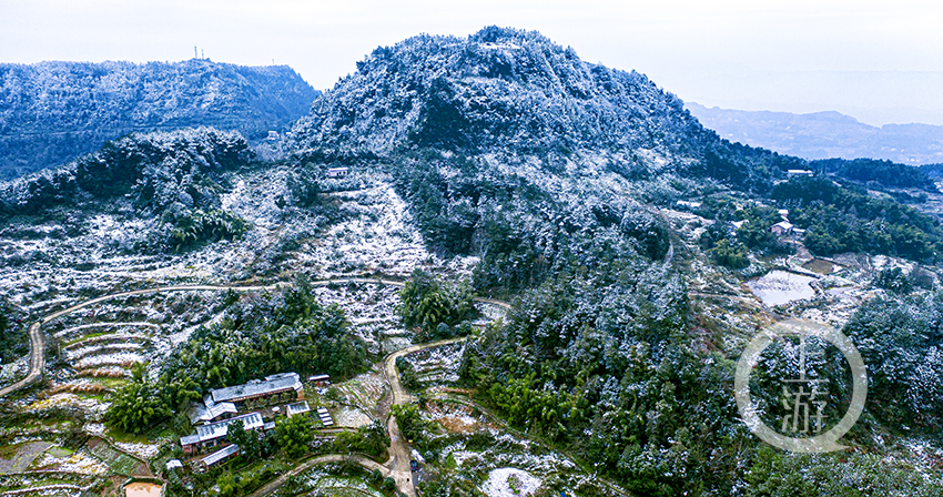 12月26日,巴南区石滩镇双寨山,方斗山普降瑞雪,山间银装素裹,分外妖娆