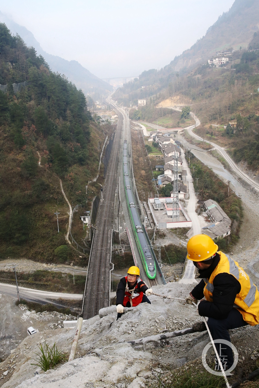 2021年1月17日,在渝懷鐵路重慶市黔江區沙壩隧道山,中國鐵路成都局