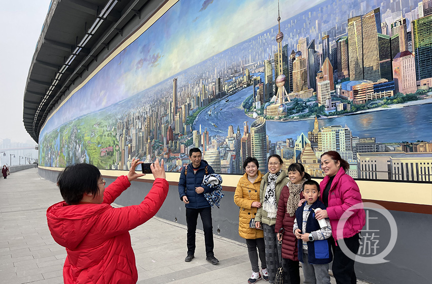重庆南滨路最长画卷图片