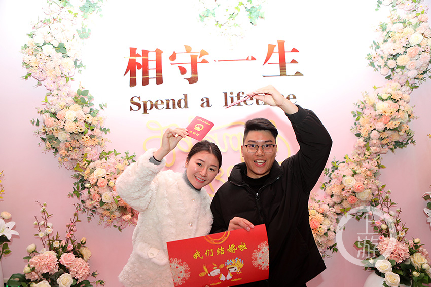 辦證的新人進行了念結婚誓詞,頒發結婚證,送上鮮花等,向新婚佳偶致以