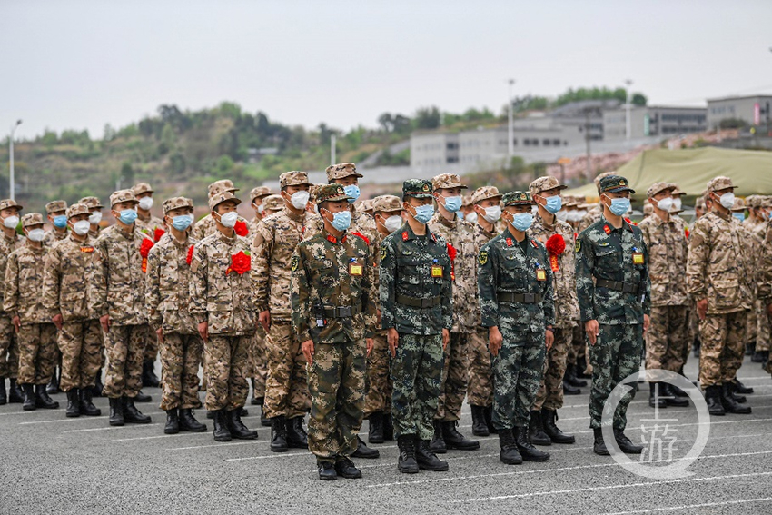 身穿21式军装重庆武警喜迎新兵入营