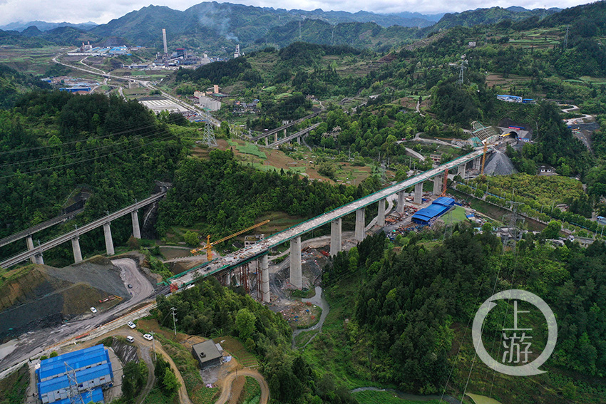 渝湘高铁重庆至黔江段首座双线大桥梁体完成