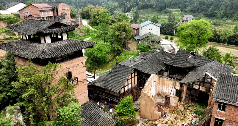 雷坪石民居位于南川区石溪镇盐井村8社