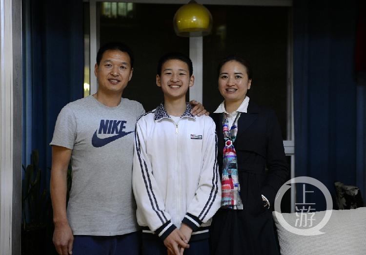 4月14日，郎铮在家里和父母合影DSC_1292.jpg
