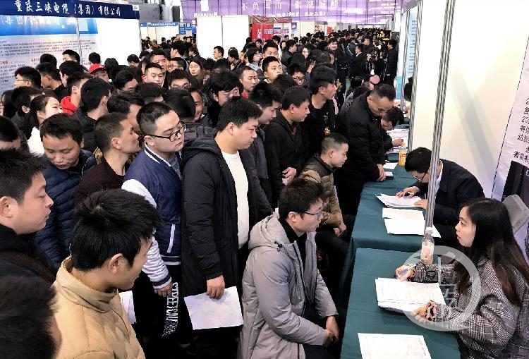 人山人海!2.22万人挤爆会展中心春季人才招聘会