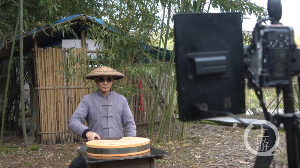 轉菜刀,無人機揭鍋蓋,穿宇航服品嚐美食……在梁平金柱村,快手主播